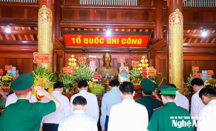 Các đại biểu thành kính tưởng niệm tại Nhà thờ Bác Hồ và các Anh hùng liệt sĩ tại Nghĩa trang liệt sĩ Việt - Lào. Ảnh: Thành Duy