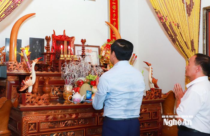Chủ tịch UBND tỉnh thắp hương tưởng niệm liệt sĩ Nguyễn Văn Huồn. Ảnh: Thành Duy