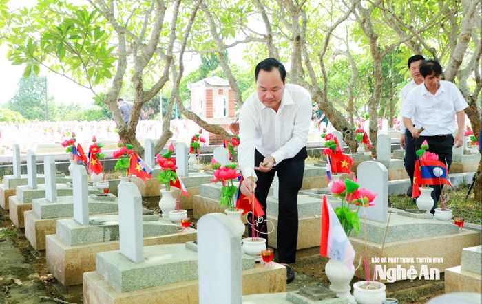 Giám đốc Sở Nông nghiệp và Môi trường Hoàng Quốc Việt thắp hương tại phần mộ các liệt sĩ. Ảnh: Thành Duy