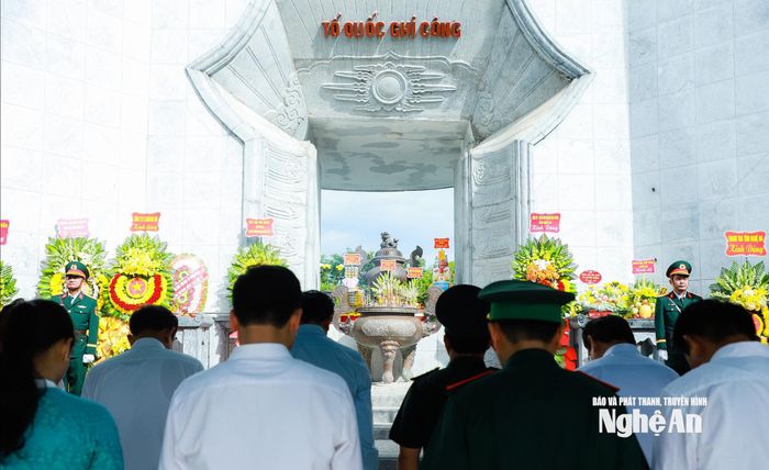 Các đại biểu thành kính tưởng niệm trước Tượng đài các Anh hùng liệt sĩ tại Nghĩa trang liệt sĩ Việt - Lào. Ảnh: Thành Duy