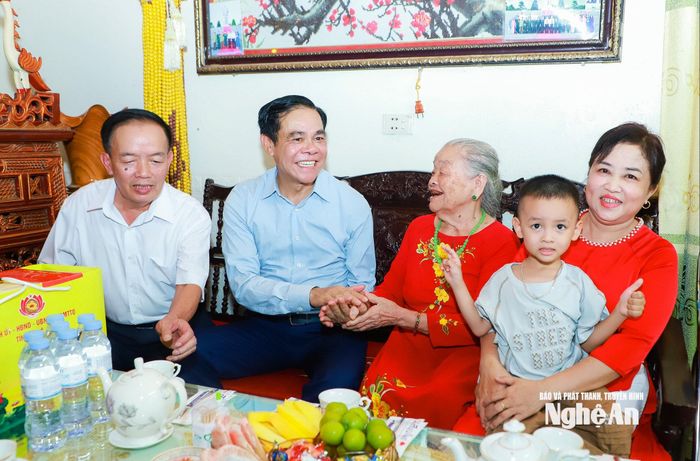 Chủ tịch UBND tỉnh thăm, tặng quà bà Ngô Thị Thiện, vợ liệt sĩ Nguyễn Văn Huồn tại thôn Kim Nhan 3, xã Anh Sơn. Ảnh: Thành Duy
