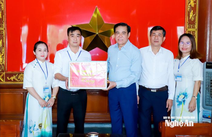 Chủ tịch UBND tỉnh Võ Trọng Hải và Phó Chủ tịch UBND tỉnh Thái Văn Thành tặng quà động viên cán bộ, nhân viên Ban Quản lý Nghĩa trang liệt sĩ Việt - Lào. Ảnh: Thành Duy