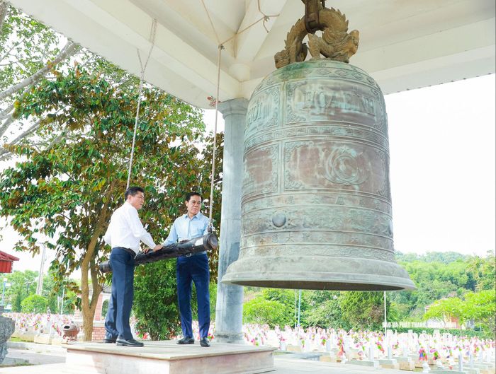 Chủ tịch UBND tỉnh Võ Trọng Hải và Phó Chủ tịch UBND tỉnh Thái Văn Thành thỉnh chuông tại Nghĩa trang liệt sĩ Việt - Lào. Ảnh: Thành Duy