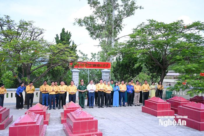 Ủy ban MTTQ tỉnh tri ân các Anh hùng liệt sĩ tại Nghĩa trang liệt sĩ Đường sắt. Ảnh: Thành Cường