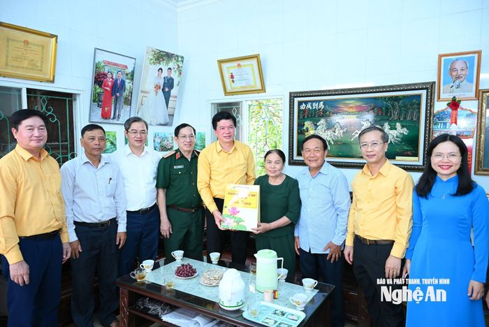 Đoàn công tác Ủy ban MTTQ tỉnh thăm, tặng quà gia đình thương binh Lê Thị Xoan trú tại khối 12, phường Hoàng Mai. Ảnh: Thành Cường