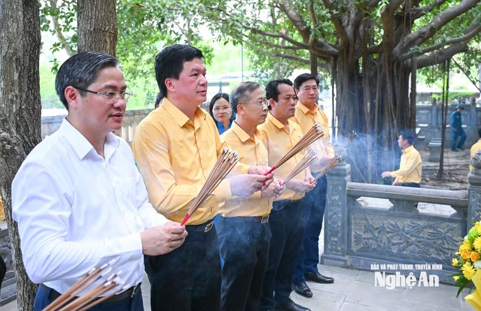 Lãnh đạo Ủy ban MTTQ tỉnh cùng lãnh đạo phường Hoàng Mai dâng hương tại Khu di tích lịch sử Quốc gia Hang Hỏa Tiễn. Ảnh: Thành Cường