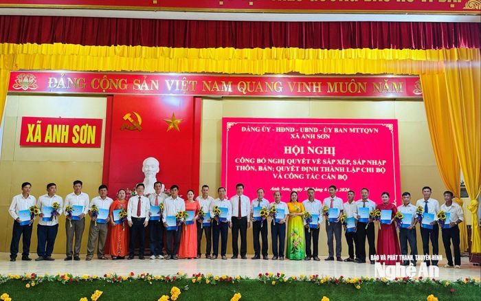 Xã Anh Sơn công bố quyết định thành lập các chi bộ sau sáp nhập thôn, xóm, bản.