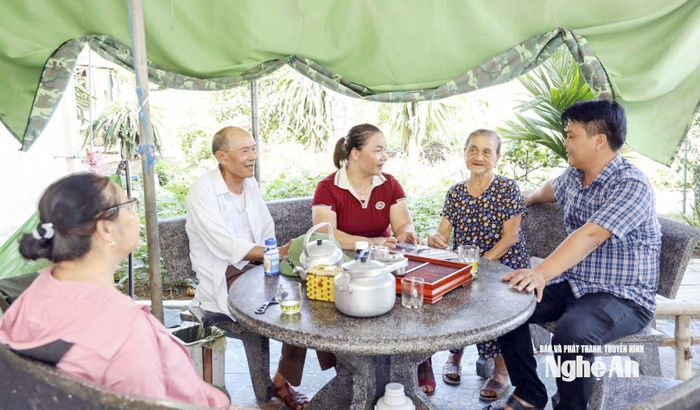 Bí thư Chi bộ, Xóm trưởng xóm 9, xã Thần Lĩnh gặp gỡ, trao đổi với người dân. Ảnh: Nguyên Sơn