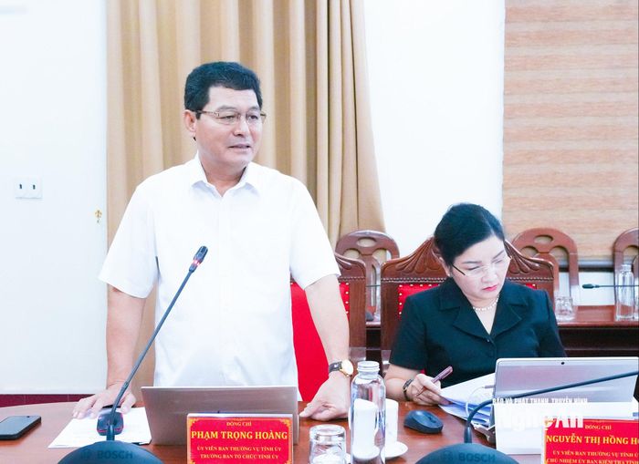 Đồng chí Phạm Trọng Hoàng - Ủy viên Ban Thường vụ Tỉnh ủy, Trưởng ban Tổ chức Tỉnh ủy phát biểu quan tâm nâng cao chất lượng đội ngũ cán bộ, nhất là cấp cơ sở. Ảnh: Mai Hoa