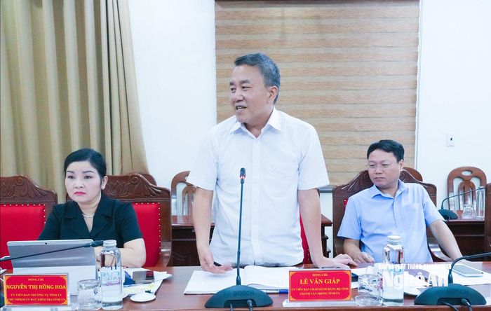 Chánh Văn phòng Tỉnh ủy Lê Văn Giáp nêu một số nội dung tăng cường phối hợp hiệu quả giữa các cơ quan tham mưu, giúp việc. Ảnh: Mai Hoa