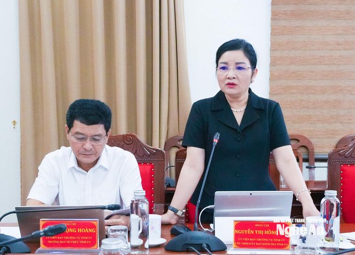 Đồng chí Nguyễn Thị Hồng Hoa - Ủy viên Ban Thường vụ Tỉnh ủy, Chủ nhiệm Ủy ban Kiểm tra Tỉnh ủy phát biểu đề xuất Thường trực Tỉnh ủy cho chủ trương kiện toàn Ủy ban Kiểm tra ở các cơ sở còn thiếu. Ảnh: Mai Hoa