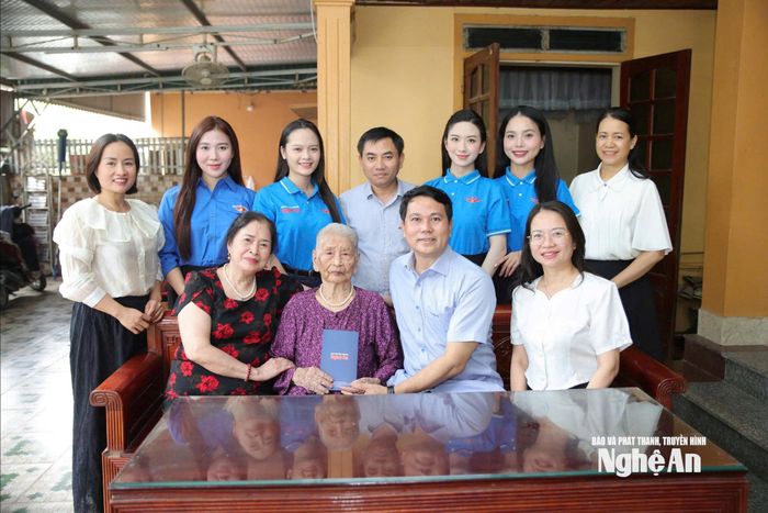 Đồng chí Phan Văn Thắng - Chủ tịch Công đoàn, Phó Giám đốc Báo và phát thanh, truyền hình Nghệ An cùng đoàn công tác thăm hỏi, tặng quà Mẹ Việt Nam anh hùng Nguyễn Thị Cháu. Ảnh: Thanh Quỳnh