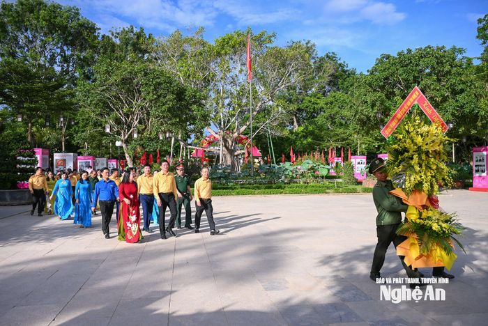 Ủy ban MTTQ tỉnh dâng hương tưởng niệm Chủ tịch Hồ Chí Minh. Ảnh: Thành Cường