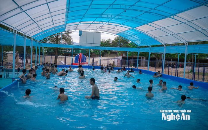 Vào mùa Hè, các hoạt động tại bể bơi công cộng tăng cao, kéo theo sự gia tăng mạnh mẽ của các ca nhiễm Adenovirus. Ảnh tư liệu: Mai Hoa