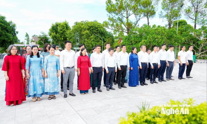 Đoàn đại biểu Văn phòng Tỉnh ủy dâng hương, dâng hoa tại Nghĩa trang liệt sĩ Nghi Lộc. Ảnh: Phạm Bằng