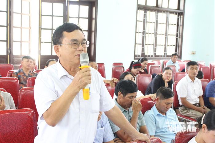 Cử tri Hồ Cảnh Tuấn, thôn 2 Quỳnh Minh, xã Quỳnh Anh đề nghị quan tâm quy hoạch, đầu tư các bãi đỗ xe và có giải pháp xử lý tình trạng xe tải, xe khách dừng, đỗ lấn chiếm lòng, lề đường, ảnh hưởng đến trật tự, an toàn giao thông. Ảnh: Hồng Diện