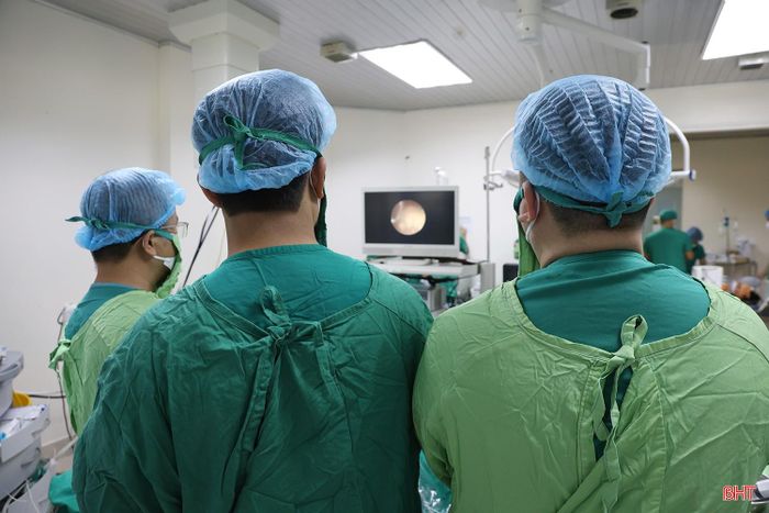 Các bác sĩ Khoa Ngoại tổng hợp, Bệnh viện Đa khoa tỉnh tiến hành kỹ thuật tán sỏi qua da bằng hệ thống laser công suất cao.