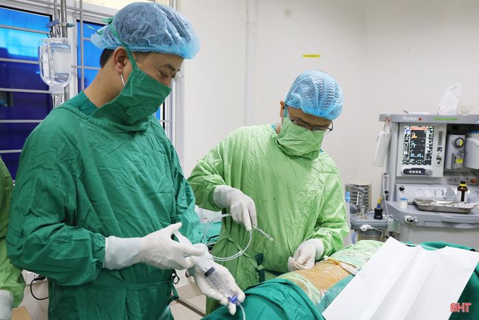 Trước đây, nhiều trường hợp phải điều trị bằng phẫu thuật mở với vết mổ lớn, đau nhiều và thời gian hồi phục kéo dài. Ngày nay, với sự phát triển của y học hiện đại, hệ thống laser công suất cao đã mở ra hướng điều trị tiên tiến, giúp xử lý hiệu quả nhiều bệnh lý bằng phương pháp nội soi ít xâm lấn.