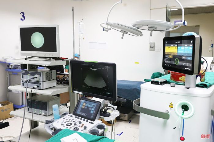 Hệ thống laser công suất cao thế hệ mới là thiết bị đa năng hiện đại trong lĩnh vực ngoại khoa. Với khả năng phát năng lượng mạnh, liên tục và chính xác, hệ thống cho phép bác sĩ tiếp cận trực tiếp vị trí tổn thương thông qua đường nội soi, phá vụn các loại sỏi có độ cứng cao tại thận, niệu quản, bàng quang thành các mảnh nhỏ để cơ thể dễ dàng đào thải hoặc lấy ra qua nội soi.