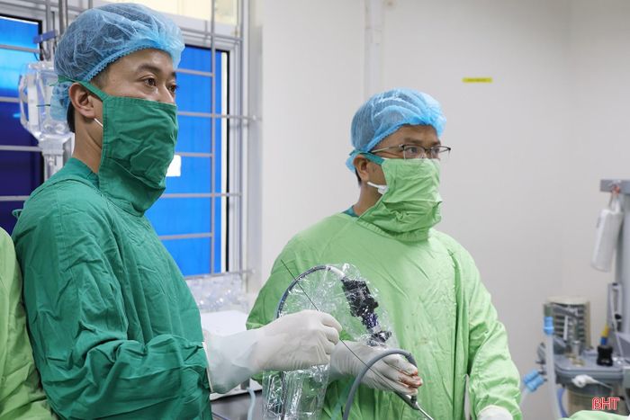 Hệ thống laser hiện đại hỗ trợ bác sĩ tiếp cận chính xác vị trí tổn thương để tán sỏi hoặc bóc tách mô tuyến tiền liệt tăng sinh.