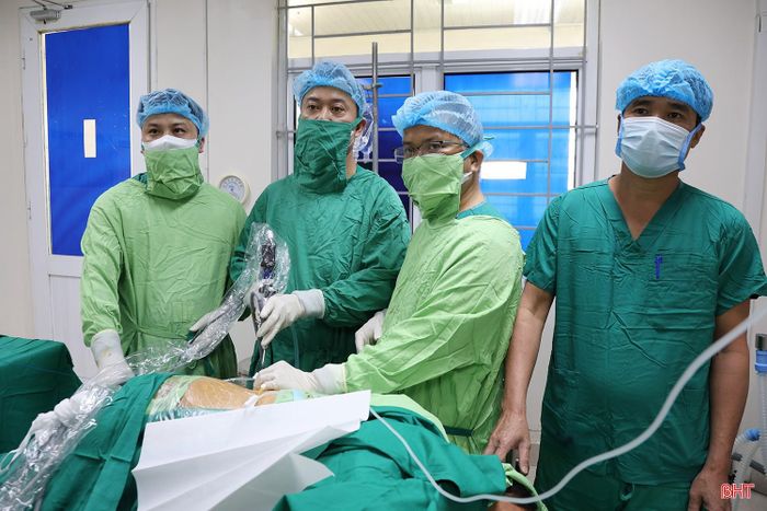 Nếu không được phát hiện và điều trị kịp thời, các bệnh lý này có thể dẫn đến nhiều biến chứng như nhiễm khuẩn tiết niệu, suy giảm chức năng thận, tắc mật, bí tiểu kéo dài, ảnh hưởng nghiêm trọng đến sức khỏe và chất lượng cuộc sống của người bệnh. Ảnh: Các bác sĩ Bệnh viện Đa khoa tỉnh tiến hành tán sỏi qua da bằng hệ thống máy laser công suất cao.