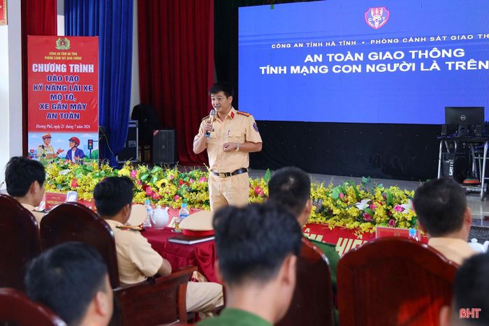 Thượng tá Diệp Xuân Quyền - Đội trưởng Đội Sát hạch và cấp giấy phép lái xe, Phòng Cảnh sát giao thông, Công an tỉnh Hà Tĩnh hướng dẫn về các quy tắc tham gia giao thông an toàn cho người dân.