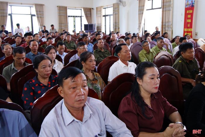 Người dân tham gia hội nghị chú ý theo dõi những hướng dẫn từ lực lượng chức năng.