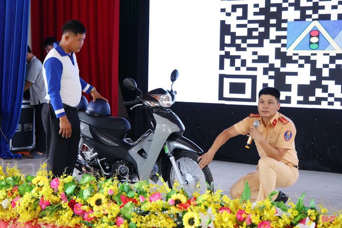 Lực lượng cảnh sát giao thông hướng dẫn cách sử dụng xe mô tô, xe gắn máy đúng quy chuẩn an toàn.
