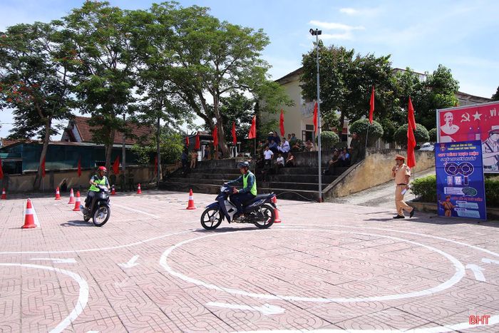 Thông qua hoạt động, người dân được nâng cao kỹ năng lái xe mô tô, xe gắn máy an toàn.