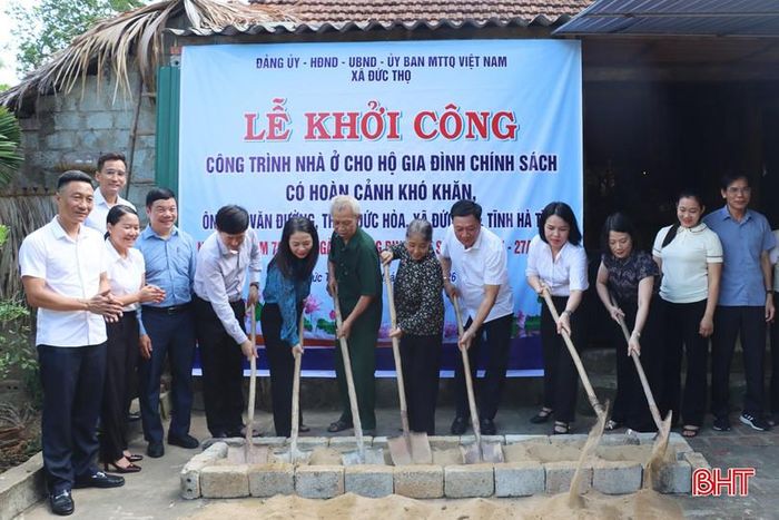 Tại thôn Đức Hòa, xã Đức Thọ, đồng chí Hà Thị Việt Ánh - Phó Chủ tịch Ủy ban MTTQ tỉnh cùng lãnh đạo chính quyền địa phương dự lễ khởi công xây dựng nhà ở cho ông Võ Văn Đường (SN 1955) - thương binh 4/4, có hoàn cảnh đặc biệt khó khăn.