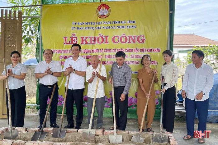 Tại thôn Xuân An, xã Nghi Xuân, đồng chí Nguyễn Thành Đồng - Ủy viên Ban Thường vụ Tỉnh ủy, Chủ tịch Ủy ban MTTQ tỉnh đã dự lễ khởi công nhà ở cho gia đình ông Lê Hồng Phong (SN 1947).
