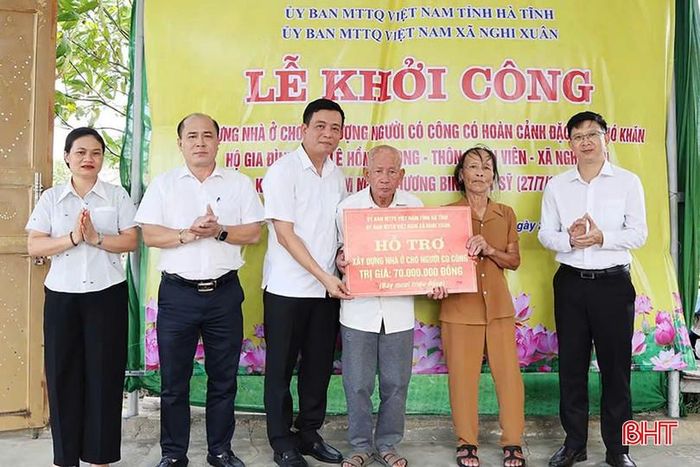 Ông Phong là bệnh binh 2/3, có bố đẻ tham gia dân công hỏa tuyến trong kháng chiến chống Pháp và anh trai là liệt sĩ. Căn nhà mới của gia đình ông Phong có diện tích 80 m2; Quỹ Cứu trợ tỉnh hỗ trợ 70 triệu đồng, xã vận động thêm nguồn kinh phí 20 triệu đồng để giúp gia đình sớm hoàn thành và đưa vào sử dụng trong tháng 10/2026.