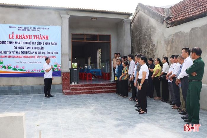 Cũng trong sáng nay, Hội nông dân xã Đức Thọ đã làm lễ bàn giao nhà ở cho gia đình ông Lê Viết Hòa - thôn Đức Lập (xã Đức Thọ). Ông Hòa là thương binh hạng 2/4, thuộc diện gia đình chính sách có hoàn cảnh đặc biệt khó khăn. Nhiều năm qua, gia đình sinh sống trong ngôi nhà xuống cấp, không bảo đảm an toàn, nhất là vào mùa mưa bão.