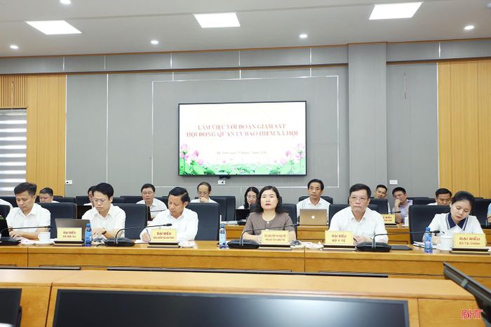 Phó Chủ tịch UBND tỉnh Nguyễn Thị Nguyệt và lãnh đạo các sở, ban, ngành làm việc với đoàn giám sát.