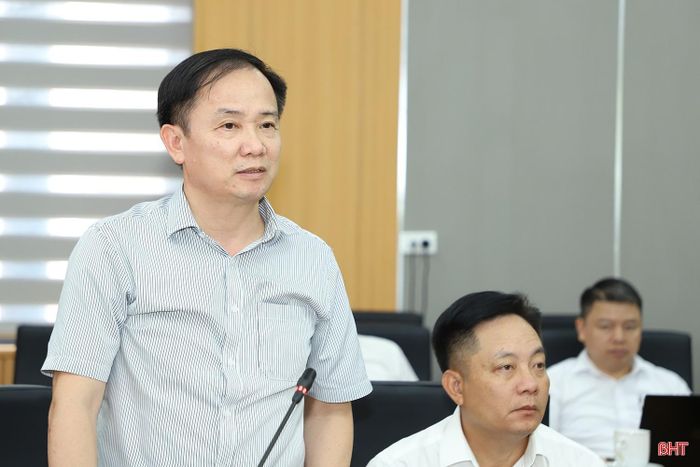 Phó Chủ tịch LĐLĐ tỉnh Ngô Đình Vân thông tin về tình hình thực hiện chính sách trong các doanh nghiệp.