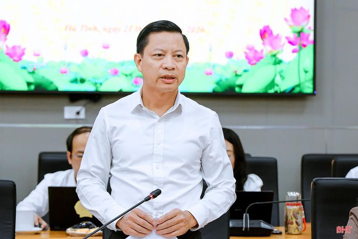 Giám đốc BHXH tỉnh Nguyễn Văn Đồng báo cáo tình hình thực hiện chính sách, pháp luật về BHXH, BHYT, BHTN trên địa bàn tỉnh.