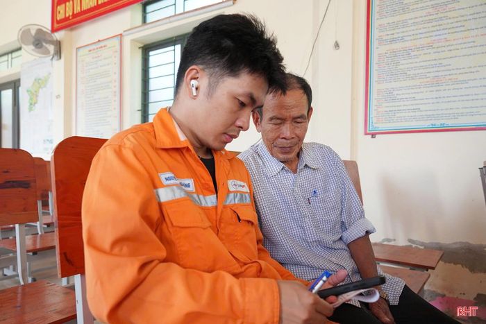 Sau hơn một tháng triển khai, có hơn 15.000 khách hàng đã được hỗ trợ cài đặt và sử dụng ứng dụng EVN CSKH.