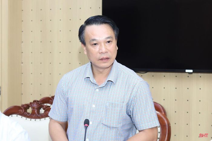 Đồng chí Nguyễn Huy Hùng - Chánh Văn phòng Đoàn ĐBQH & HĐND tỉnh phát biểu tại hội nghị.
