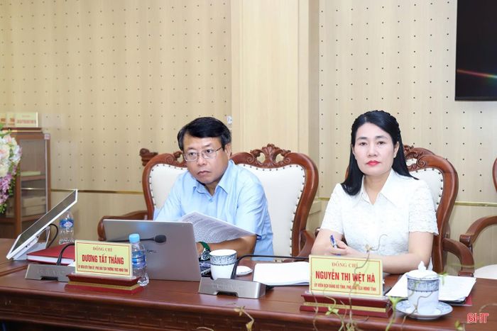 Các đồng chí: Dương Tất Thắng - Ủy viên BTV Tỉnh ủy, Phó Chủ tịch Thường trực HĐND tỉnh; Nguyễn Thị Việt Hà - Phó Chủ tịch HĐND tỉnh dự hội nghị.