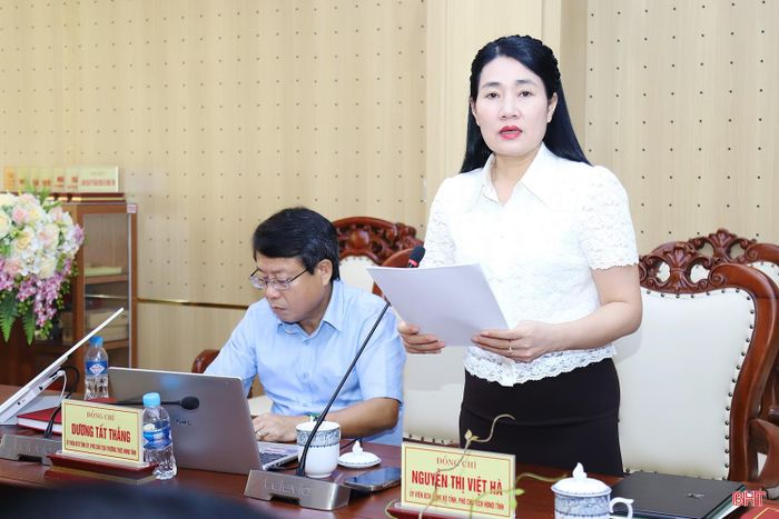 Đồng chí Nguyễn Thị Việt Hà - Phó Chủ tịch HĐND tỉnh báo cáo đánh giá, rút kinh nghiệm công tác chuẩn bị, tổ chức Kỳ họp thứ 5.