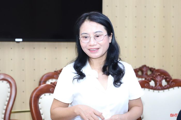 Đồng chí Nguyễn Thị Nhuần - Trưởng ban Pháp chế HĐND tỉnh phát biểu tại hội nghị.