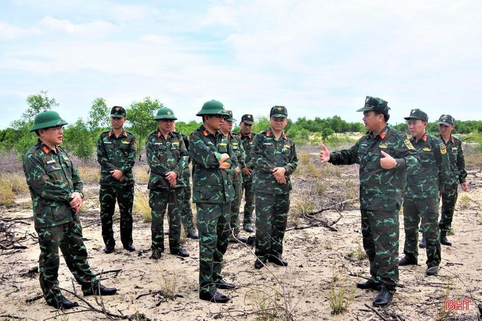 Đoàn kiểm tra tình huống ngoài thực địa.