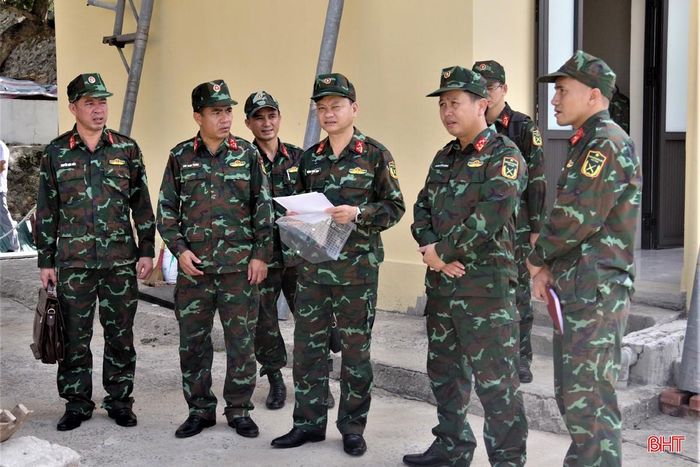 Đoàn công tác kiểm tra các công trình đang được triển khai xây dựng trên đảo.