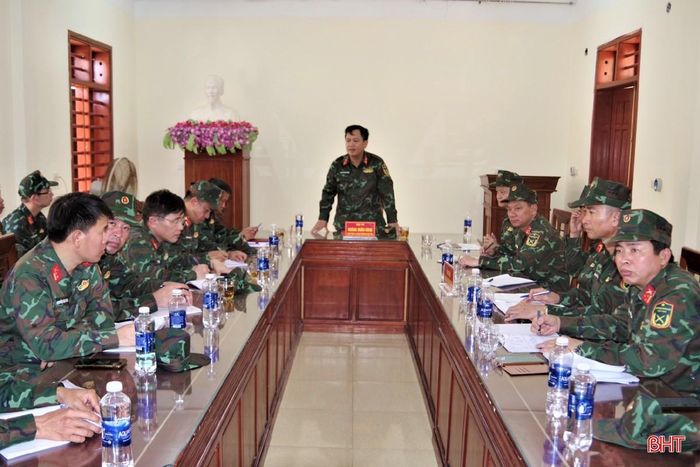 Đại tá Hoàng Xuân Đông - Ủy viên Ban Thường vụ Tỉnh ủy, Chỉ huy trưởng Bộ CHQS tỉnh quán triệt nội dung kiểm tra tại Phân đội Đảo Sơn Dương.