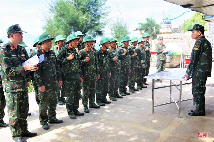 Đại tá Hoàng Anh Tú - Phó Chỉ huy trưởng, Tham mưu trưởng Bộ CHQS tỉnh kiểm tra xử lý tình huống chiến đấu phòng thủ đảo.