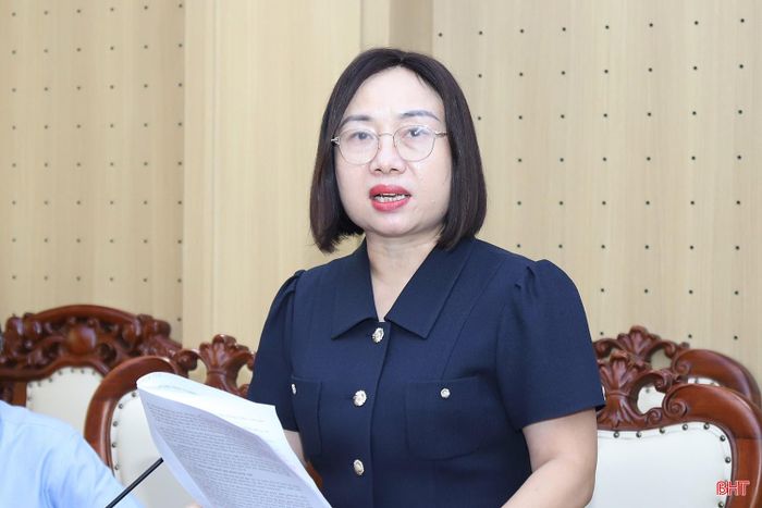 Đồng chí Nguyễn Thị Thúy Nga - Trưởng ban Kinh tế - Ngân sách HĐND tỉnh phát biểu tại phiên họp.