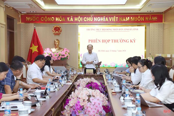 Đồng chí Nguyễn Hồng Lĩnh - Phó Bí thư Thường trực Tỉnh ủy, Chủ tịch HĐND tỉnh chủ trì phiên họp.