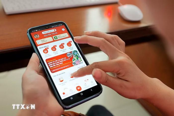 Hướng dẫn người dân hướng dẫn người dân đăng ký, sử dụng ứng dụng VNeID. (Ảnh: Minh Quyết/TTXVN)