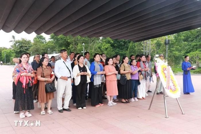 Đông đảo người dân và du khách đến tri ân tại Thành cổ Quảng Trị. (Ảnh: Tường Vi/TTXVN)