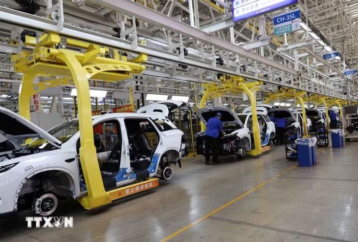 Xưởng lắp ráp xe ôtô của hãng BYD, Trung Quốc. (Ảnh: Công Tuyên/TTXVN)